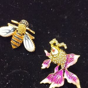 Chic Gold and Pink Brooch Set